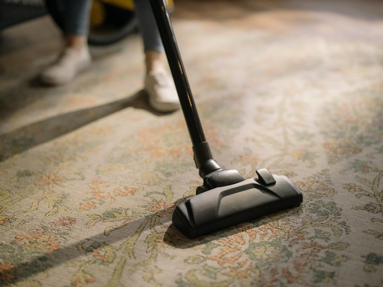 5 Crucial Considerations When Booking Home Cleaning Services